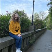 Étudiante diplômée d'une licence Lettres, Langues et Civilisations Étrangères en anglais, je propose mes services pour aider à l'apprentissage de la langue anglaise à l'écrit aussi bien qu'à l'oral. J'ai déjà eu des expériences en temps que professeur d'a